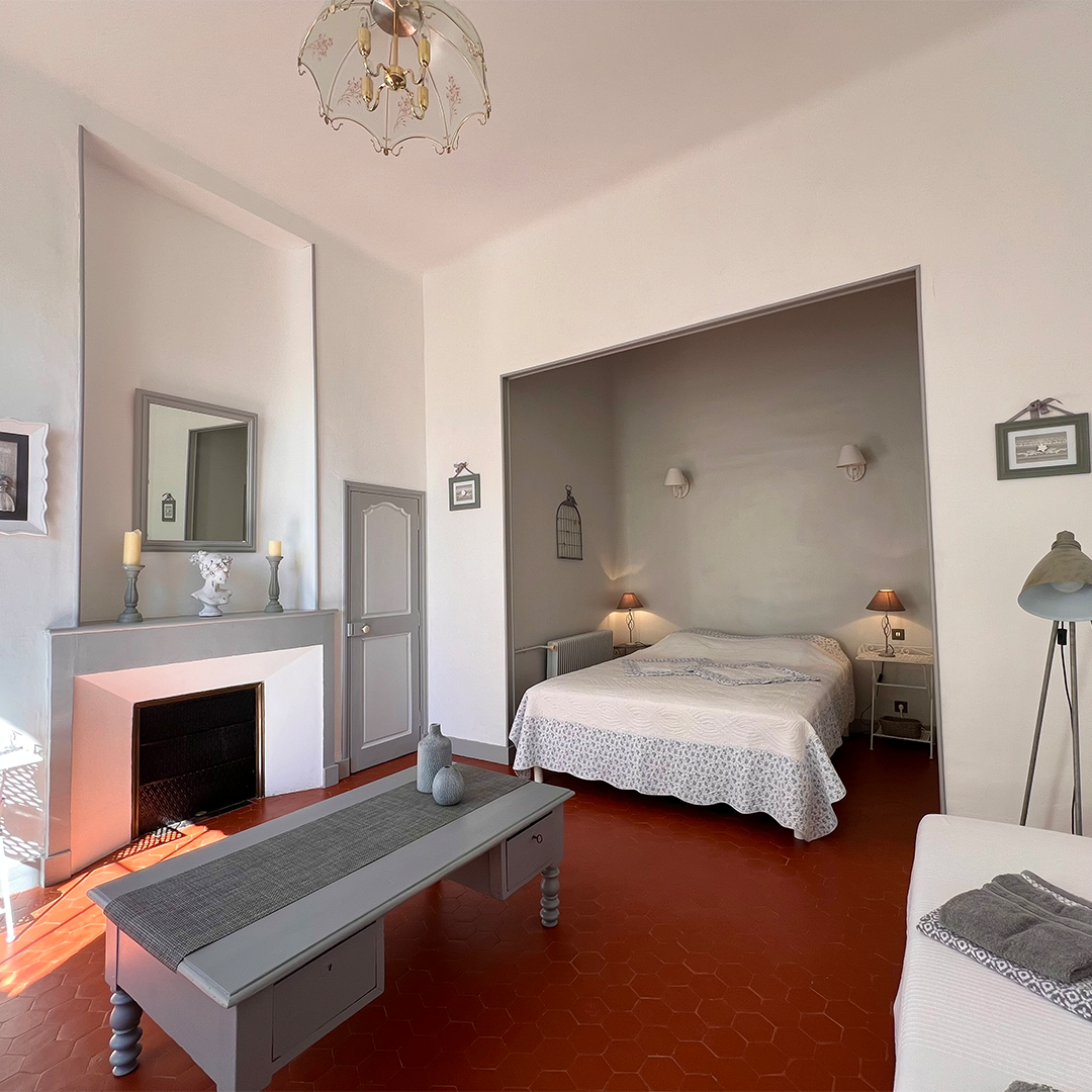chambre-grise-domaine-regine-location-vacances-en-provence