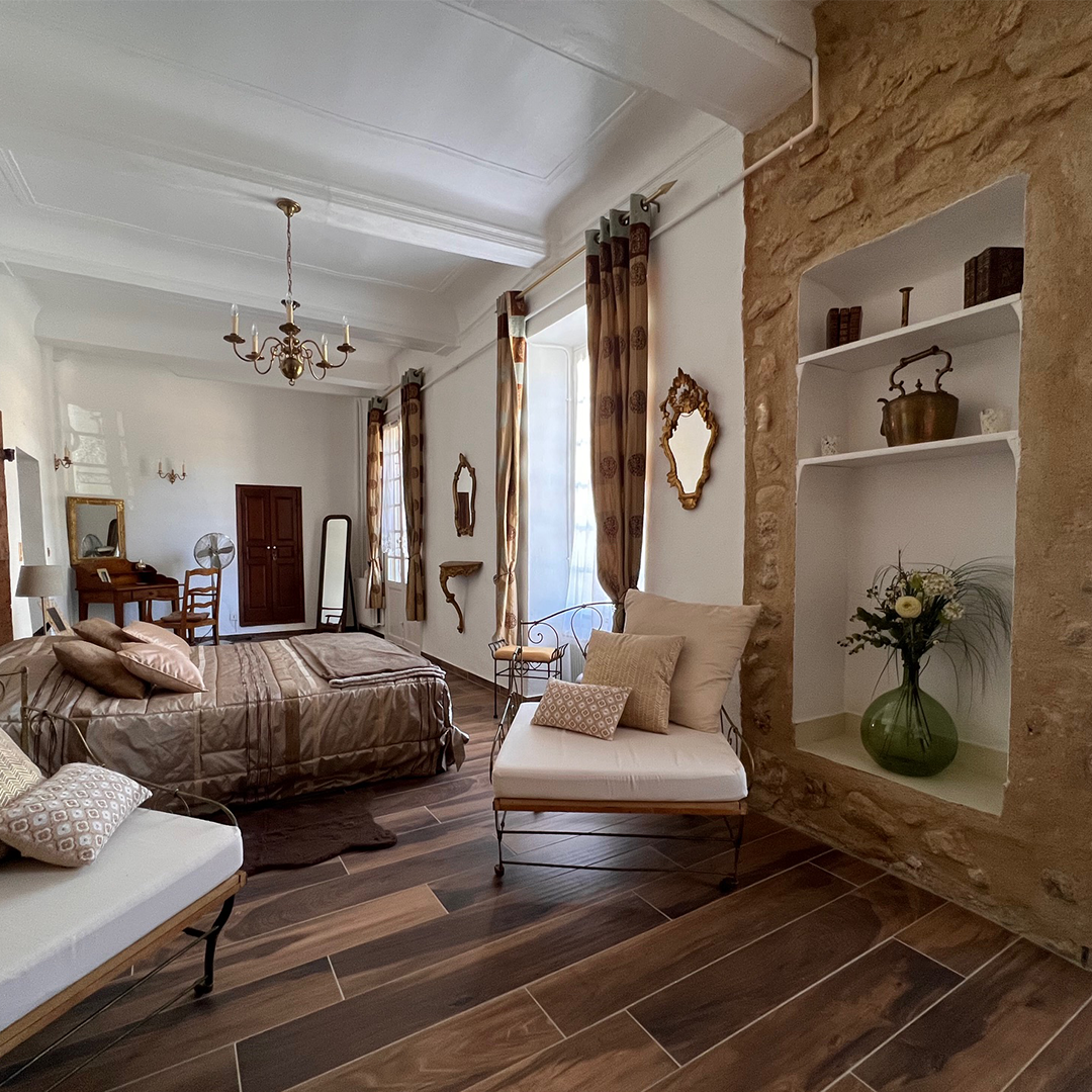 chambre-rez-de-chaussee-domaine-regine-suite-familiale-en-provence