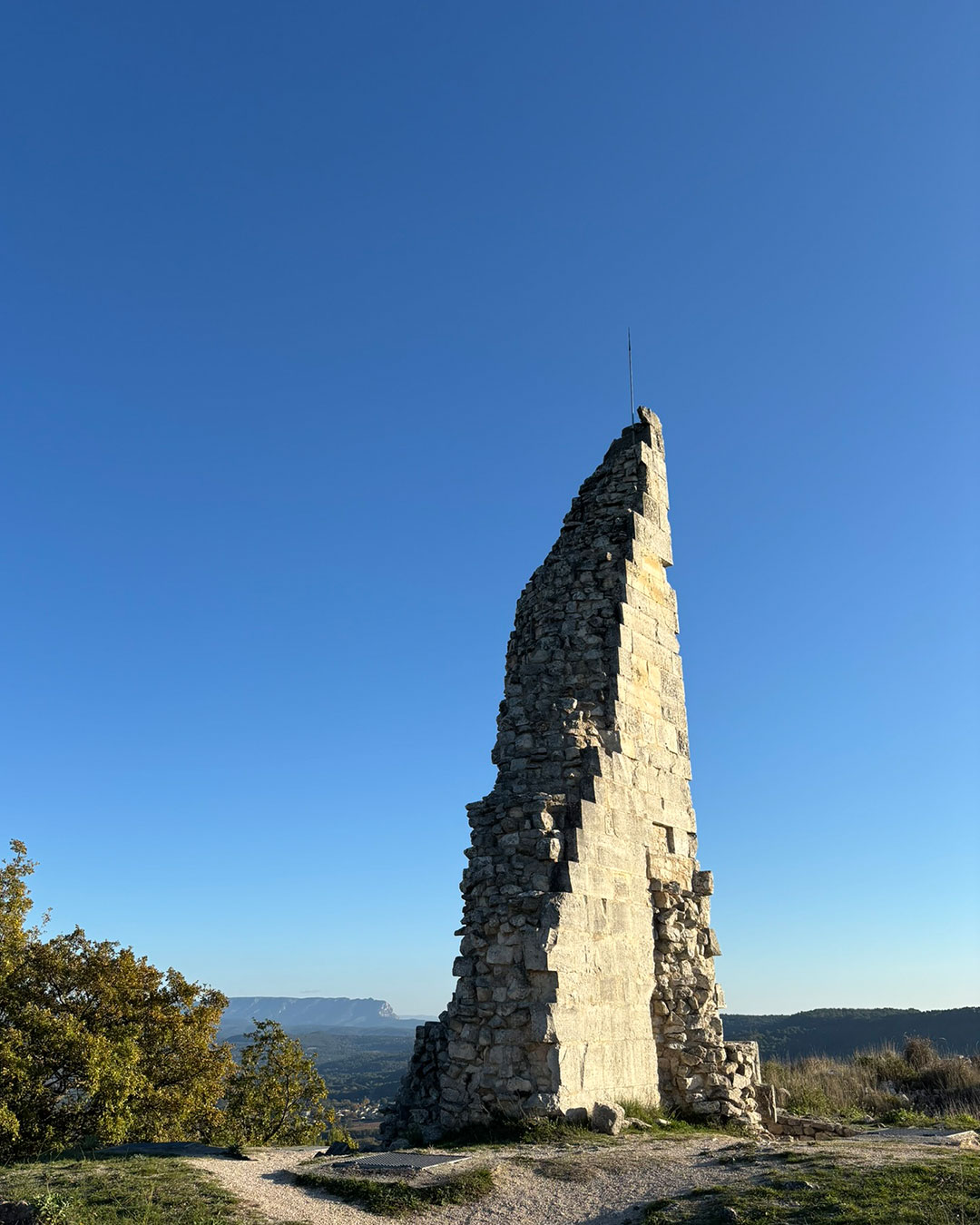 la-quille-puy-sainte-reparade-vue-sainte-victoire-provence-domaine-regine