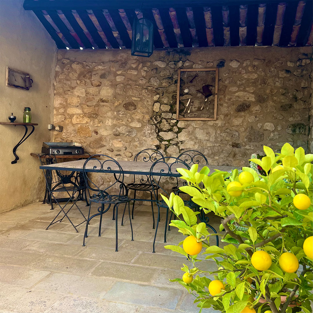 terrasse-exterieure-domaine-regine-puy-sainte-reparade terrasse-exterieure-domaine-regine-puy-sainte-reparade